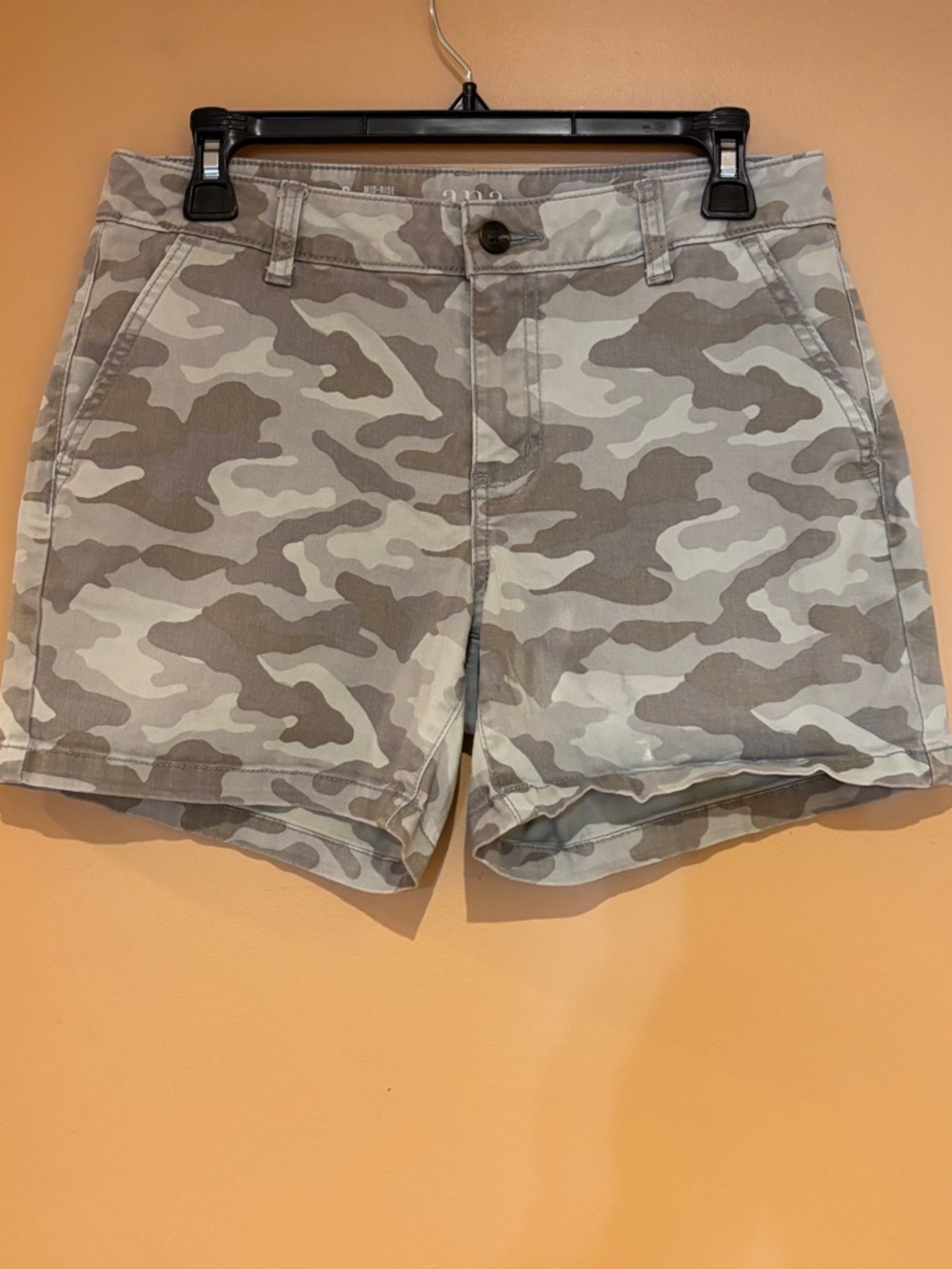 a.n.a Women’s Light Gray Camo Flat Front Shorts